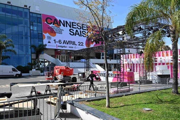 Internationale Filmfestspiele von Cannes, Vorbereitungen Preparatifs CANNESERIES, Festival International des Series de Cannes. La Saison 5 du Festival International des Series de Cannes, du 1er au 6 avril 2022 sur la Croisette. CELEBRITES : Preparatifs CANNESERIES 2022 sur la Croisette - Cannes - 31 03 2022 LionelUrman Panoramic 