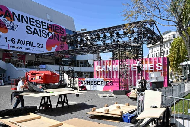 Internationale Filmfestspiele von Cannes, Vorbereitungen Preparatifs CANNESERIES, Festival International des Series de Cannes. La Saison 5 du Festival International des Series de Cannes, du 1er au 6 avril 2022 sur la Croisette. CELEBRITES : Preparatifs CANNESERIES 2022 sur la Croisette - Cannes - 31 03 2022 LionelUrman Panoramic 