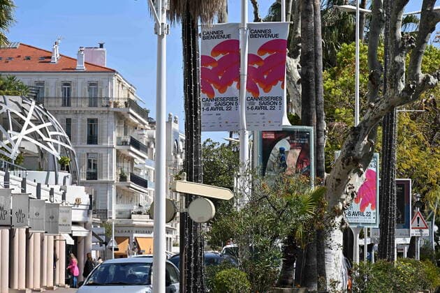 Internationale Filmfestspiele von Cannes, Vorbereitungen Preparatifs CANNESERIES, Festival International des Series de Cannes. La Saison 5 du Festival International des Series de Cannes, du 1er au 6 avril 2022 sur la Croisette. CELEBRITES : Preparatifs CANNESERIES 2022 sur la Croisette - Cannes - 31 03 2022 LionelUrman Panoramic 