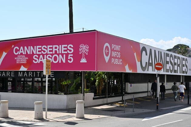 Internationale Filmfestspiele von Cannes, Vorbereitungen Preparatifs CANNESERIES, Festival International des Series de Cannes. La Saison 5 du Festival International des Series de Cannes, du 1er au 6 avril 2022 sur la Croisette. CELEBRITES : Preparatifs CANNESERIES 2022 sur la Croisette - Cannes - 31 03 2022 LionelUrman Panoramic 