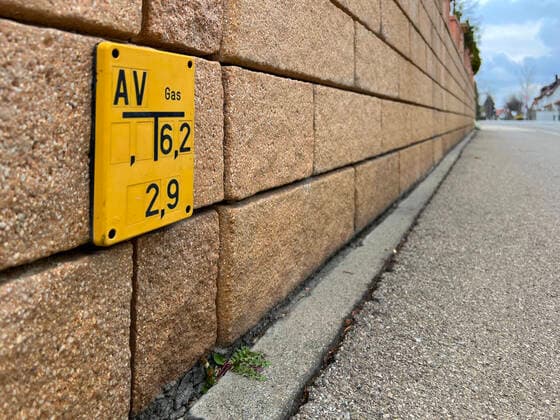 IMAGO Nature: Unsere Erde, Umweltverträgliche Herausforderungen, Methan 31.03.2022, Hinweisschild am Strassenrand für Gasleitung unter der Strasse, in einem Wohngebiet in Bad Wörishofen im Unterallgäu. Konkret beschreibt das gelbe Schild Armaturen und Einbauten, die sich in der Gasleitung unter der Erde befinden. Damit liefert es wichtige Hinweise, für Bau- und Wartungsfirmen zur Örtlichkeit solcher Armaturen im Gasnetz. Neben den Lageplänen, wird somit vor Ort das Auffinden dieser Einbauten ermöglicht. 31.03.2022, Gasleitung 31.03.2022, Gasleitung *** 31 03 2022, roadside sign for gas pipeline under the street, in a residential area in Bad Wörishofen in the Unterallgäu region of Germany Specifically, the yellow sign describes fittings and installations that are located in the gas pipeline under the gr