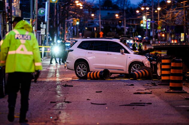 Kanada, Schwere Verkehrsunfall in Toronto March 31, 2022, Toronto, ON, Canada: Police attend the scene of a collision in the west end of Toronto on Thurs., March 31, 2022. Toronto police say several people have been very seriously injured in a collision between a flatbed truck and a car along the city s waterfront. Toronto Canada  - ZUMAc35_ 20220331_zaf_c35_057 Copyright: xChristopherxKatsarovx