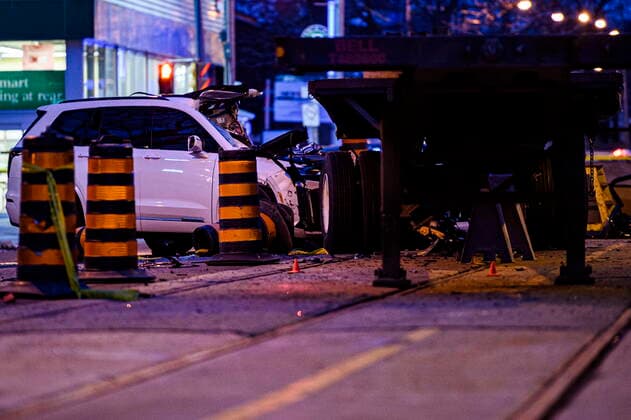 Kanada, Schwere Verkehrsunfall in Toronto March 31, 2022, Toronto, ON, Canada: Police attend the scene of a collision in the west end of Toronto on Thurs., March 31, 2022. Toronto police say several people have been very seriously injured in a collision between a flatbed truck and a car along the city s waterfront. Toronto Canada  - ZUMAc35_ 20220331_zaf_c35_058 Copyright: xChristopherxKatsarovx