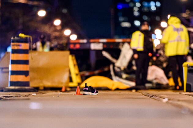 Kanada, Schwere Verkehrsunfall in Toronto March 31, 2022, Toronto, ON, Canada: Police attend the scene of a collision in the west end of Toronto on Thurs., March 31, 2022. Toronto police say several people have been very seriously injured in a collision between a flatbed truck and a car along the city s waterfront. Toronto Canada  - ZUMAc35_ 20220331_zaf_c35_062 Copyright: xChristopherxKatsarovx