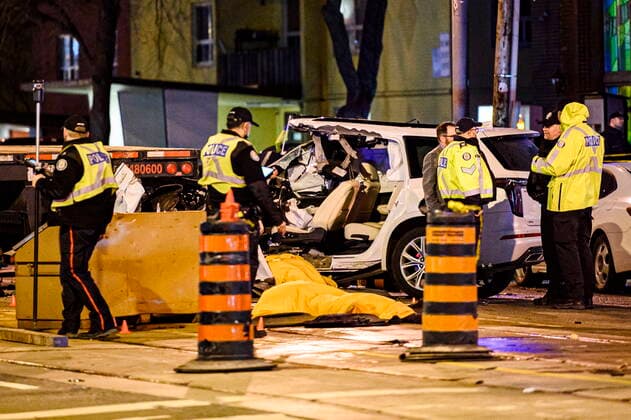 Kanada, Schwere Verkehrsunfall in Toronto March 31, 2022, Toronto, ON, Canada: Police attend the scene of a collision in the west end of Toronto on Thurs., March 31, 2022. Toronto police say several people have been very seriously injured in a collision between a flatbed truck and a car along the city s waterfront. Toronto Canada  - ZUMAc35_ 20220331_zaf_c35_065 Copyright: xChristopherxKatsarovx