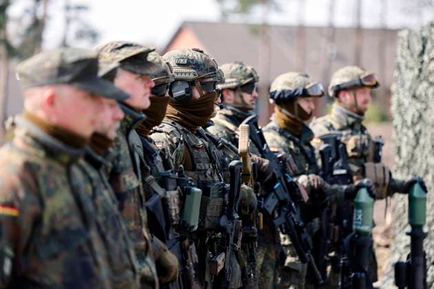 Soldaten präsentieren Waffen und mehrere Panzerfaust 3 EX beim Besuch von Ministerpräsident Hendrik Wüst bei der Panzerbrigade 21 Lipperland in der Generalfeldmarschall-Rommel-Kaserne im Kreis Lippe. Dieser Truppenteil der Bundeswehr stellt regelmäßig Kräfte zur Erfüllung der internationalen Verpflichtungen der Bundesrepublik Deutschland zur Verfügung wie etwa im Rahmen der geplanten NATO-Präsenzerhöhung in Litauen 2022. Augustdorf, 30.03.2022 NRW Deutschland *** Soldiers present weapons and several Panzerfaust 3 EX during the visit of Prime Minister Hendrik Wüst to the tank brigade 21 Lipperland in the Generalfeldmarschall Rommel barracks in the district of Lippe This unit of the Bundeswehr regularly provides forces to fulfill Copyright: xChristophxHardtx