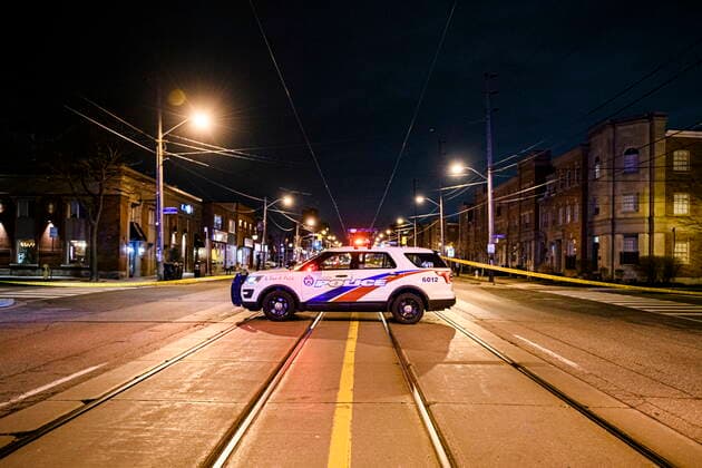 Kanada, Schwere Verkehrsunfall in Toronto March 31, 2022, Toronto, ON, Canada: Police attend the scene of a collision in the west end of Toronto on Thurs., March 31, 2022. Toronto police say several people have been very seriously injured in a collision between a flatbed truck and a car along the city s waterfront. Toronto Canada  - ZUMAc35_ 20220331_zaf_c35_094 Copyright: xChristopherxKatsarovx