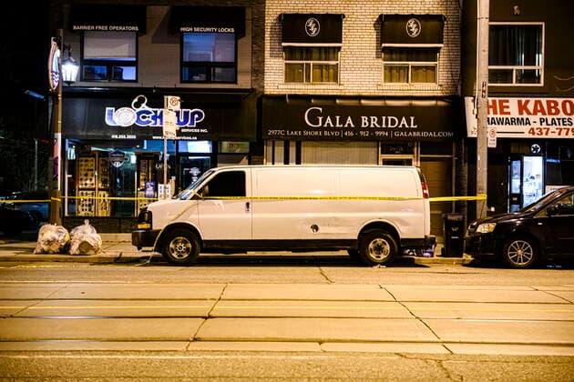 Kanada, Schwere Verkehrsunfall in Toronto March 31, 2022, Toronto, ON, Canada: Police attend the scene of a collision in the west end of Toronto on Thurs., March 31, 2022. Toronto police say several people have been very seriously injured in a collision between a flatbed truck and a car along the city s waterfront. Toronto Canada  - ZUMAc35_ 20220331_zaf_c35_097 Copyright: xChristopherxKatsarovx