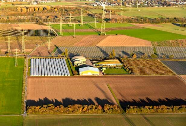  Biogasanlage und Hochspannungsleitungen, Sechtem, Bornheim, Rheinland, Nordrhein-Westfalen, Deutschland, Europa *** Biogas plant and power lines, Sechtem, Bornheim, Rhineland, North Rhine-Westphalia, Germany, Europe Copyright: imageBROKER/ThomasxRobbin ibxrbb08191694.jpg