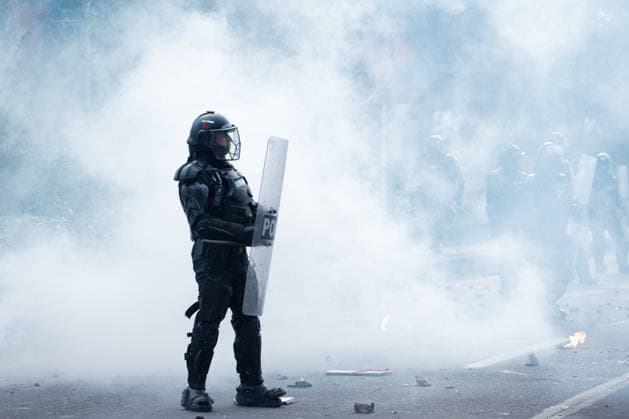 News Themen der Woche KW13 News Bilder des Tages Kolumbien, Studenten-Proteste in Bogota March 31, 2022, Bogota, Cundinamarca, Colombia: A colombia s riot police officer ESMAD is seen inside a cloud of tear gas as students protested against Colombia s national police and government on March 31, 2022 in Bogota, Colombia. As demonstrators and Colombia s riot police squad ESMAD ended up in clashes in northern Bogota. : Long Visual Press Bogota Colombia - ZUMAvp1_ 20220331_zia_vp1_003 Copyright: xDanielxRomerox