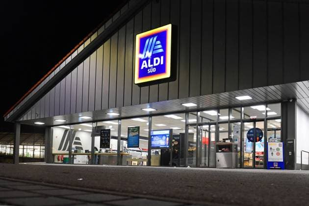 ARCHIVFOTO: Discounter ALDI erhoeht ab dem 2.4.2022 die Preise fuer Fleisch,Michprodukte erneut. Filiale ALDI Sued, bei Nacht,beleuchtet, Lebensmittel Discounter,Schild,Logo,Firmenemblem, *** ARCHIVE PHOTO Discounter ALDI increases from 2 4 2022 the prices for meat,me products again branch ALDI South, at night,illuminated,food discounter,sign,logo,company emblem,