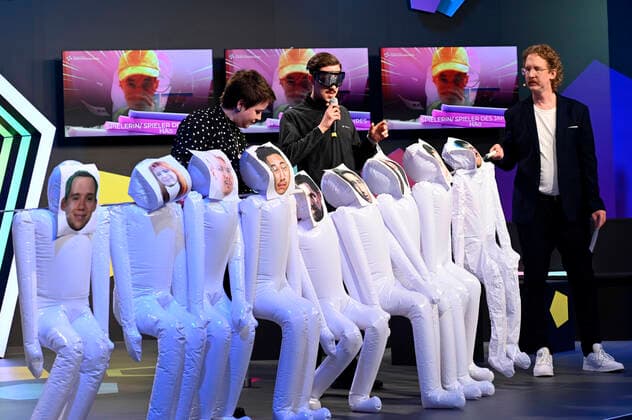 Uke Bosse with Maximilian Knabe and team at the award ceremony of the German Computer Game Award 2022 in the TonHalle Munich, 31 03 2022 Foto:xR.xHeinex xFuturexImage