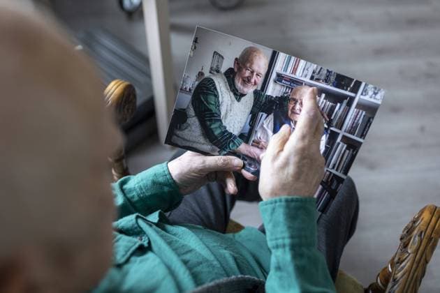 IMAGO Creative: Gesundheit, Demenz Alter Mann mit einem Foto von sich selber. Heidelberg Deutschland *** Old man with a photo of himself Heidelberg Germany Copyright: xUtexGrabowsky photothek.dex
