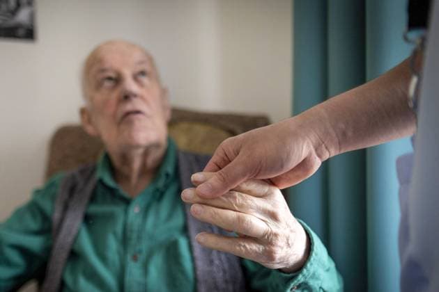 IMAGO Creative: Gesundheit, Demenz Altenpfleger haelt die Hand eines alten Mannes im Pflegeheim Heidelberg Deutschland *** Geriatric nurse holding hand of old man in nursing home Heidelberg Germany Copyright: xUtexGrabowsky photothek.dex