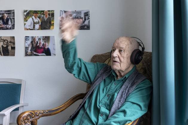 IMAGO Creative: Gesundheit, Demenz Alter Mann im Pflegeheim dirigiert zu Musik Heidelberg Deutschland *** Old man in nursing home conducting to music Heidelberg Germany Copyright: xUtexGrabowsky photothek.dex