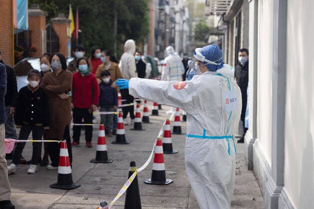 Coronavirus in China, Eindrücke aus Shanghai (220401) -- SHANGHAI, April 1, 2022 -- Community workers guide local residents to do nucleic acid test in Changning District of east China s Shanghai, April 1, 2022. Shanghai has launched a nucleic acid testing campaign in areas west of the Huangpu River from Friday amid the second phase of the city s closed-off management. ) CHINA-SHANGHAI-COVID-19-TEST CAMPAIGN (CN) JinxLiwang 