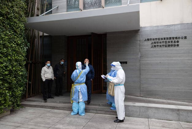 Coronavirus in China, Eindrücke aus Shanghai (220401) -- SHANGHAI, April 1, 2022 -- A medical worker takes a swab sample from a man for nucleic acid test in Changning District of east China s Shanghai, April 1, 2022. Shanghai has launched a nucleic acid testing campaign in areas west of the Huangpu River from Friday amid the second phase of the city s closed-off management. ) CHINA-SHANGHAI-COVID-19-TEST CAMPAIGN (CN) JinxLiwang 