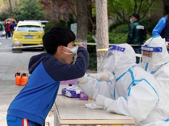 Coronavirus in China, Eindrücke aus Shanghai (220401) -- SHANGHAI, April 1, 2022 -- A medical worker takes a swab sample from a boy for nucleic acid test in Songjiang District of east China s Shanghai, April 1, 2022. The second phase of closed-off management in Shanghai has come into force in areas west of the Huangpu River on Friday amid a recent spike in COVID-19 infections, according to local authorities. As scheduled, nucleic acid testing will be held from Friday to April 5 for around 16 million people, and 12 districts will be put under temporary closed-off management. ) CHINA-SHANGHAI-COVID-19-TEST CAMPAIGN (CN) LiuxYing 