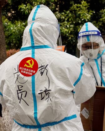 Coronavirus in China, Eindrücke aus Shanghai (220401) -- SHANGHAI, April 1, 2022 -- A volunteer works at a nucleic acid testing site within a residential community in Songjiang District of east China s Shanghai, April 1, 2022. The second phase of closed-off management in Shanghai has come into force in areas west of the Huangpu River on Friday amid a recent spike in COVID-19 infections, according to local authorities. As scheduled, nucleic acid testing will be held from Friday to April 5 for around 16 million people, and 12 districts will be put under temporary closed-off management. ) CHINA-SHANGHAI-COVID-19-TEST CAMPAIGN (CN) LiuxYing 
