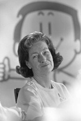 Katharina FOCKE, SPD, Bundesfamilienministerin, Bundesministerin fuer Familie, Jugend und Gesundheit, im Hintergrund das Maskottchen TRIMMY, anlaesslich der Eroeffnung des Trim Club in Bad Godesberg Bonn am 16.04.1975, black and white, Schwarz - weiss, schwarzweiss, monochrom, SW Monochrome, Schwarzweissfoto, *** Katharina FOCKE, SPD, Federal Minister for Family Affairs, Youth and Health, in the background the mascot TRIMMY, at the opening of the Trim Club in Bad Godesberg Bonn on 16 04 1975, black and white, black and white, monochrome, SW monochrome, black and white photo,