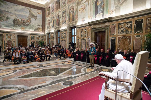 April 1, 2022, VATICAN CITY, VATICAN: A handout image released by Vatican media shows Pope Francis receiving a delegation of the Indigenous Peoples of Canada, in Vatican City, Vatican, 1 April 2022. ANSA VATICAN MEDIA ++HO - NO SALES EDITORIAL USE ONLY+ VATICAN CITY VATICAN  - ZUMAa110 20220401_zaf_a110_024 Copyright: xVaticanxMediax
