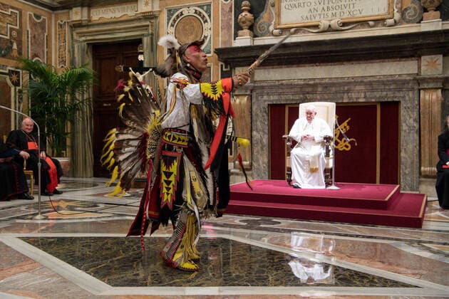 Bilder des Jahres 2022, News 04 April News Themen der Woche KW13 News Bilder des Tages April 1, 2022, VATICAN CITY, VATICAN: A handout image released by Vatican media shows Pope Francis receiving a delegation of the Indigenous Peoples of Canada, in Vatican City, Vatican, 1 April 2022. ANSA VATICAN MEDIA ++HO - NO SALES EDITORIAL USE ONLY+ VATICAN CITY VATICAN  - ZUMAa110 20220401_zaf_a110_026 Copyright: xVaticanxMediax