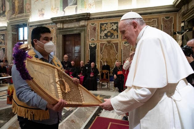 April 1, 2022, VATICAN CITY, VATICAN: A handout image released by Vatican media shows Pope Francis receiving a delegation of the Indigenous Peoples of Canada, in Vatican City, Vatican, 1 April 2022. ANSA VATICAN MEDIA ++HO - NO SALES EDITORIAL USE ONLY+ VATICAN CITY VATICAN  - ZUMAa110 20220401_zaf_a110_033 Copyright: xVaticanxMediax