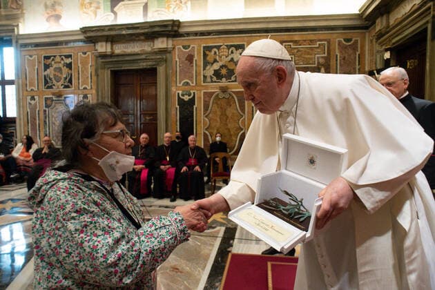 April 1, 2022, VATICAN CITY, VATICAN: A handout image released by Vatican media shows Pope Francis receiving a delegation of the Indigenous Peoples of Canada, in Vatican City, Vatican, 1 April 2022. ANSA VATICAN MEDIA ++HO - NO SALES EDITORIAL USE ONLY+ VATICAN CITY VATICAN  - ZUMAa110 20220401_zaf_a110_036 Copyright: xVaticanxMediax