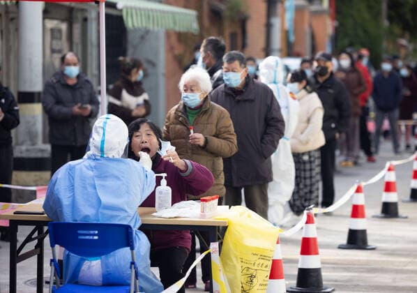 Coronavirus in China, Eindrücke aus Shanghai (220401) -- SHANGHAI, April 1, 2022 -- A medical worker takes a swab sample from a woman for nucleic acid test in Changning District of east China s Shanghai, April 1, 2022. ) Xinhua Headlines: Foreign businesses undented as Shanghai continues massive COVID-19 testing JinxLiwang 