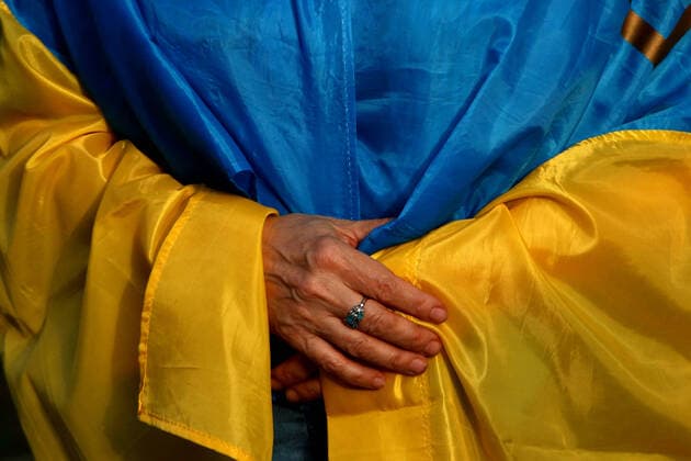 News Themen der Woche KW13 News Bilder des Tages INDIA-UKRAINE-RUSSIA-PROTEST A Ukrainian citizen stands wrapped in her national flag as they gather during a demonstration to protest against the visit of Russian foreign minister Sergei Lavrov, in New Delhi, India on April 1, 2022. New Delhi India  Copyright: xMayankxMakhijax originalFilename: makhija-notitle220401_npcaM.jpg
