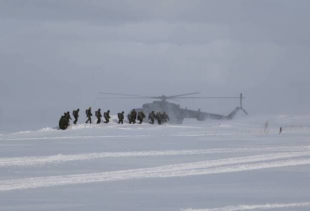 News Themen der Woche KW13 News Bilder des Tages Russia Military Support Rallies 8155573 01.04.2022 Paratroopers of the Northern Fleet board a helicopter as they prepare to perform parachute jumps in support of the Russian special military operation in Ukraine, in Murmansk region, Russia. Pavel Lvov Sputnik Murmansk region Russia  Copyright: xPavelxLvovx