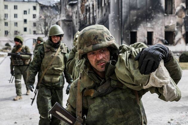 News Themen der Woche KW13 News Bilder des Tages DONETSK REGION, UKRAINE - APRIL 1, 2022: Servicemen of the People s Militia of the Donetsk People s Republic walk in a street in the city of Mariupol. The Russian Armed Forces are carrying out a special military operation in Ukraine. Sergei Bobylev TASS  TS12A9C3