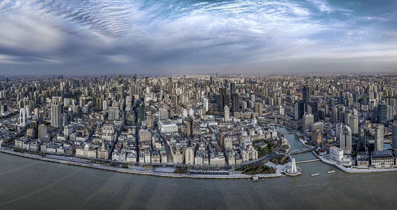 Coronavirus in China, Eindrücke aus Shanghai (220401) -- SHANGHAI, April 1, 2022 -- Aerial photo taken on the early morning of April 1, 2022 shows areas west of the Huangpu River in east China s Shanghai. (Photo by Xinhua) Xinhua Headlines: Foreign businesses undented as Shanghai continues massive COVID-19 testing YangxFan 