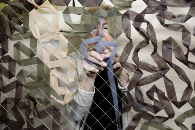 Bilder des Jahres 2022, News 04 April News Themen der Woche KW13 News Bilder des Tages Ukraine-Konflikt, Zivilisten in Kiew fertigen Tarnnetze April 1, 2022, Kyiv, Ukraine: Ukrainian volunteer weaving camouflage nets for the Ukrainian army in the shelter of the public library, amid the Russian invasion into Ukraine. Russia invaded Ukraine on 24 February 2022, triggering the largest military attack in Europe since World War II. Kyiv Ukraine - ZUMAs197 20220401_zab_s197_059 Copyright: xMykhayloxPalinchakx
