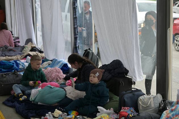 April 1, 2022, Tijuana, Baja California, Mexico: An impromptu camp of more than 1,000 Ukrainian refugees waiting to get asylum into the United States inside a bus terminal near the San Ysidro Port of Entry in Tijuana, Mexico on Friday. Tijuana Mexico - ZUMAm180 20220401_zip_m180_005 Copyright: xCarlosxA.xMorenox
