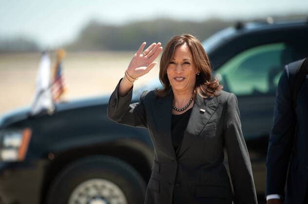 News Themen der Woche KW13 News Bilder des Tages United States Vice President Kamala Harris waves as she departs Air Force 2 at Mid-Delta Regional Airport in Greenville, Mississippi on April 1, 2022. Copyright: xPoolxviaxCNPx MediaPunchx