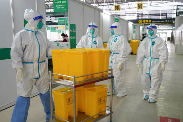 Coronavirus in China, Eindrücke aus Shanghai (220402) -- SHANGHAI, April 2, 2022 -- Medical workers work in the quarantine zone at the Shanghai New International Expo Center in east China s Shanghai, April 1, 2022. Shanghai s largest temporary quarantine venue for mild cases and asymptomatic carriers amid the latest COVID-19 resurgence has come into operation on Thursday. The facility, which is converted from the Shanghai New International Expo Center, has a capacity of over 15,000 beds. CHINA-SHANGHAI-QUARANTINE VENUE-OPERATION (CN) DingxTing 