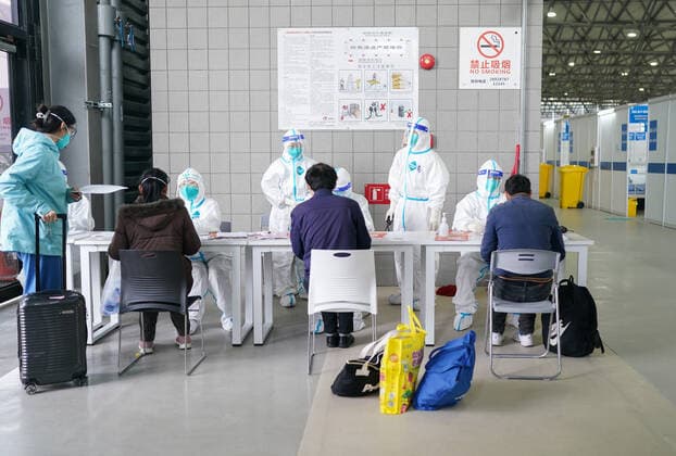 Coronavirus in China, Eindrücke aus Shanghai (220402) -- SHANGHAI, April 2, 2022 -- Medical workers work in the quarantine zone at the Shanghai New International Expo Center in east China s Shanghai, April 1, 2022. Shanghai s largest temporary quarantine venue for mild cases and asymptomatic carriers amid the latest COVID-19 resurgence has come into operation on Thursday. The facility, which is converted from the Shanghai New International Expo Center, has a capacity of over 15,000 beds. CHINA-SHANGHAI-QUARANTINE VENUE-OPERATION (CN) DingxTing 