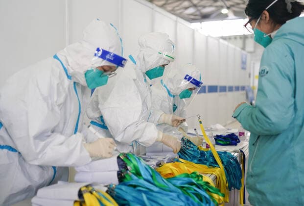 Coronavirus in China, Eindrücke aus Shanghai (220402) -- SHANGHAI, April 2, 2022 -- Medical workers work in the quarantine zone at the Shanghai New International Expo Center in east China s Shanghai, April 1, 2022. Shanghai s largest temporary quarantine venue for mild cases and asymptomatic carriers amid the latest COVID-19 resurgence has come into operation on Thursday. The facility, which is converted from the Shanghai New International Expo Center, has a capacity of over 15,000 beds. CHINA-SHANGHAI-QUARANTINE VENUE-OPERATION (CN) DingxTing 