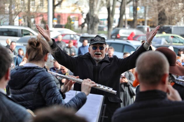 ODESA, UKRAINE - APRIL 01, 2022 - A conductor directs the wind orchestra perform during the Javelina humor show in support of the Armed Forces of Ukraine at the railway station, Odesa, southern Ukraine Javelina humor show held in Odessa to support AFU  Copyright: xNinaxLyashonokx