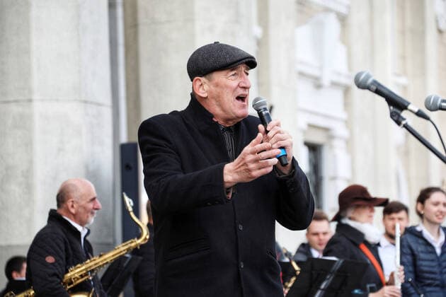 ODESA, UKRAINE - APRIL 01, 2022 - A stand-up artist performs during the Javelina humor show in support of the Armed Forces of Ukraine at the railway station, Odesa, southern Ukraine Javelina humor show held in Odessa to support AFU  Copyright: xNinaxLyashonokx