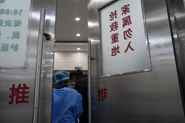(220402) -- SHANGHAI, April 2, 2022 -- A nurse communicates with a patient s relative at the emergency center of Ruijin Hospital in east China s Shanghai, April 1, 2022. Ruijin Hospital has been optimizing its emergency services amid the latest COVID-19 resurgence in Shanghai. More personnel have been assigned to reinforce the emergency capability. ) CHINA-SHANGHAI-HOSPITAL-EMERGENCY CENTER (CN) YuanxQuan 