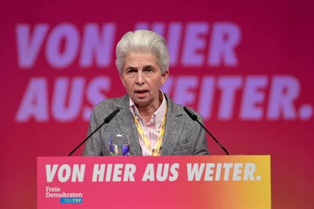 75. Ordentlicher Landesparteitag der FDP-NRW am 02.04 2022 in der Mercrtorhalle in Duisburg Marie-Agnes Strack-Zimmermann *** 75 Ordinary state party conference of the FDP NRW on 02 04 2022 in the Mercrtorhalle in Duisburg Marie Agnes Strack Zimmermann xJFx