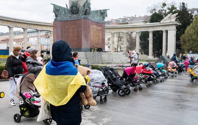 News Themen der Woche KW13 News Bilder des Tages 20220402 Gedenkaktion fuer im Ukraine-Krieg getoetete Kinder WIEN, OESTERREICH - 2. APRIL: Gedenkaktion fuer (bis zum Zetipunkt der Aktion) 159 getoeteten Kinder im Krieg Russlands gegen die Ukraine beim Denkmal zu Ehren der Soldaten der Sowjetarmee, Schwarzenbergplatz am 2. April 2022 in Wien, Oesterreich. 220402_SEPA_32_016 Copyright: xMartinxJuenx SEPAxMedia