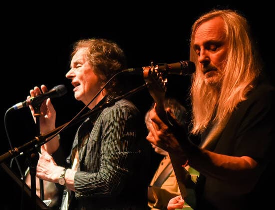 April 1, 2022, Orlando, United States: Colin Blunstone (L) and Tom Toomey (R) perform live on stage with The Zombies at the Plaza Live theater in Orlando. Orlando United States - ZUMAs197 20220401_zaa_s197_300 Copyright: xPaulxHennessyx