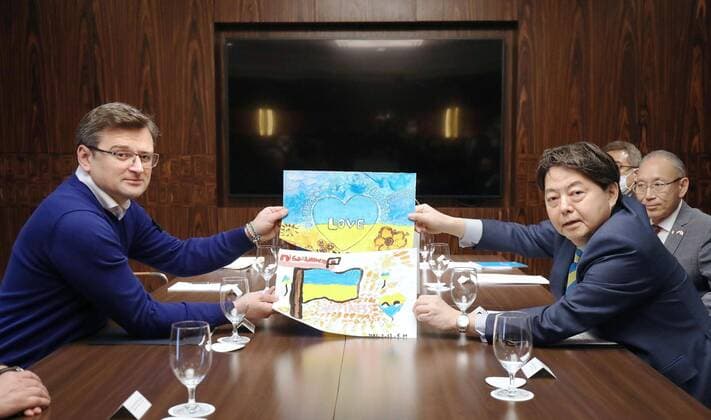 News Themen der Woche KW13 News Bilder des Tages Ukrainian, Japanese foreign ministers meet in Warsaw Japanese Foreign Minister Yoshimasa Hayashi (front R) gives his Ukrainian counterpart Dmytro Kuleba pictures drawn by Japanese children who wish for peace in Ukraine during their meeting in Warsaw on April 2, 2022. Hayashi s trip to Poland is aimed at assisting Ukrainians fleeing the Russian invasion of their country. (Pool photo)  A14AA0001275890P