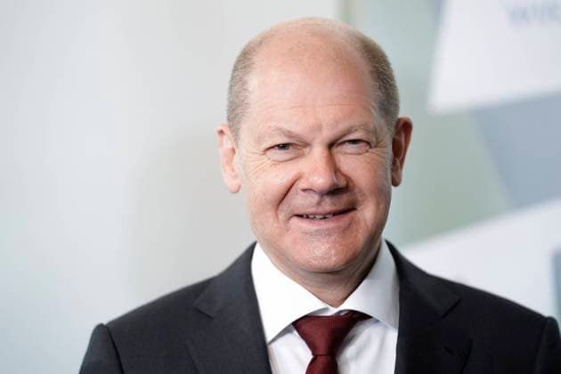 News Bilder des Tages Bundeskanzler Olaf Scholz zu Besuch bei Innovation City Management in Bottrop Aktuell, 02.04.2022, Bottrop, Bundeskanzler Olaf Scholz im Portrait bei seinem Besuch bei Innovation City Management GmbH um sich ueber eine Klimagerechteren Stadtbau und Energiewende zu informieren. Bottrop Nordrhein-Westfalen Deutschland *** Federal Chancellor Olaf Scholz to visit Innovation City Management in Bottrop Current, 02 04 2022, Bottrop, Federal Chancellor Olaf Scholz in the portrait during his visit to Innovation City Management GmbH to learn about a climate-friendly urban development and energy transition Bottrop North Rhine Westphalia Germany