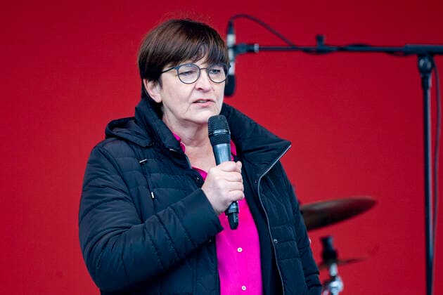 02.04.2022 , Essen , Die SPD in Nordrhein-Westfalen eröffnet ihren Wahlkampf zur Landtagswahl in NRW mit einer Veranstaltung am Burgplatz in Essen , der Heimatstadt von Spitzenkandidat Thomas Kutschaty. Bundesweite SPD-Politprominenz anwesend. Bundesvorsitzende Saskia Esken *** 02 04 2022 , Essen , The SPD in North Rhine-Westphalia opens its campaign for the state election in NRW with an event at Burgplatz in Essen , the hometown of top candidate Thomas Kutschaty Nationwide SPD political prominence present Federal Chairwoman Saskia Esken
