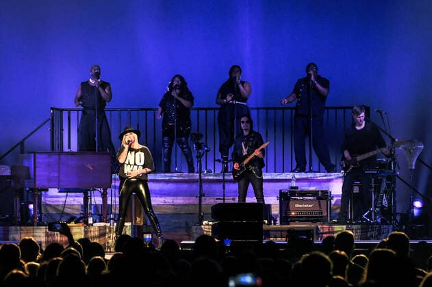 02 04 2022, xlakx, entertaiment music pop, sarah connor emspor, v l singer sarah connor sing at her concert heart power works at the Mercedes Benz Arena Berlin