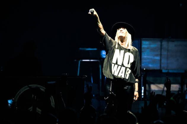 02 04 2022, xlakx, entertaiment music pop, sarah connor emspor, v l singer sarah connor sing at her concert heart power works at the Mercedes Benz Arena Berlin
